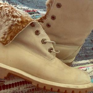 woman’s timberlands (suede & fux fur)